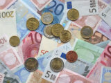 Karviná – Peníze, které vydává stát v podobě mincí a bankovek, slouží jako oběživo. Oběživo jsou peníze, které lze držet v hotovosti. Po uložení do banky se mění v bezhotovostní […]